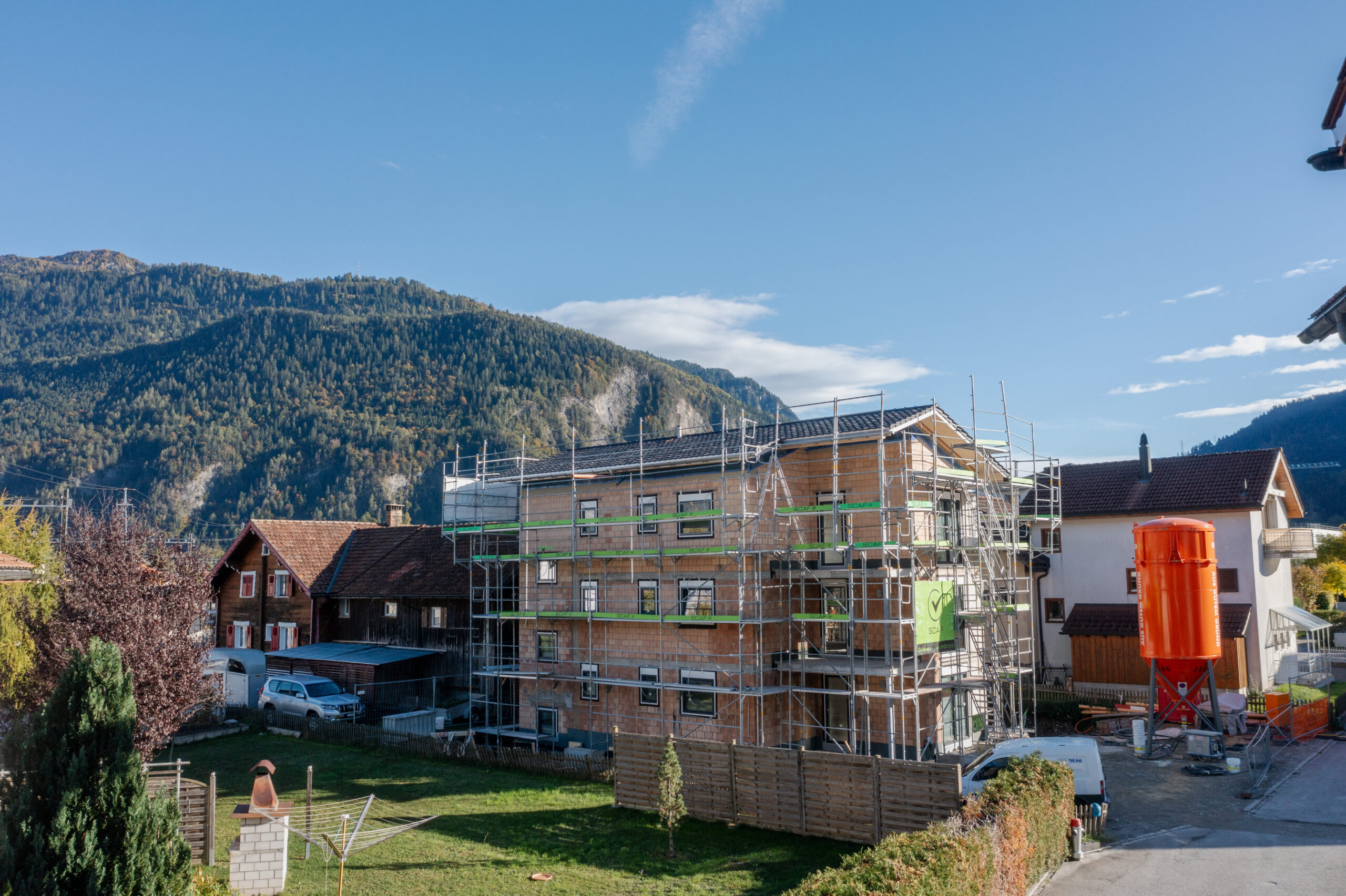 Erstvermietungsprojekt in Bonaduz: Moderne 3.5 Zimmer-Mietwohnungen mit grossen überdachten Balkone und Waschturm in der Wohnung.