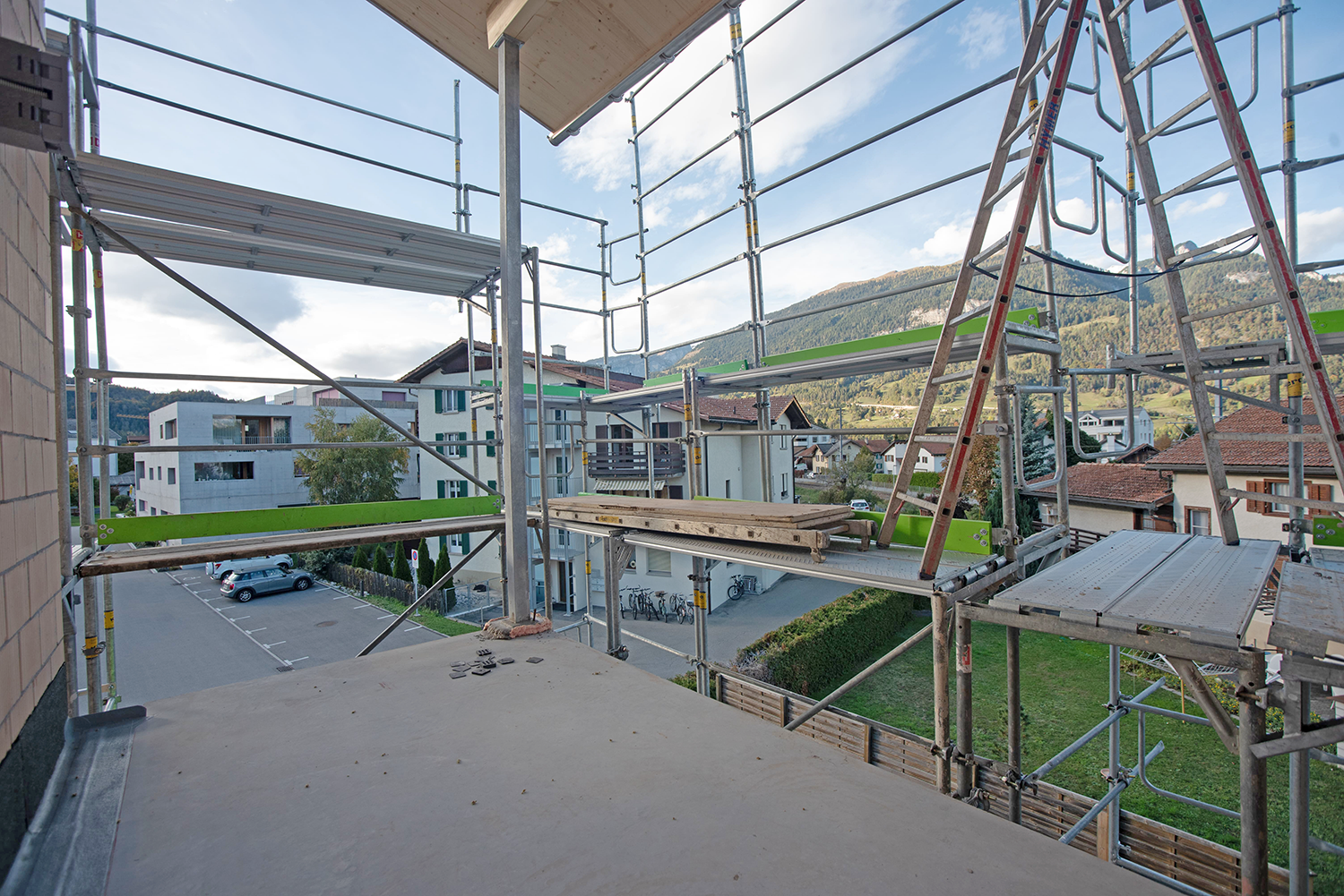 Erstvermietungsprojekt in Bonaduz: Moderne 3.5 Zimmer-Mietwohnungen mit grossen überdachten Balkone und Waschturm in der Wohnung.