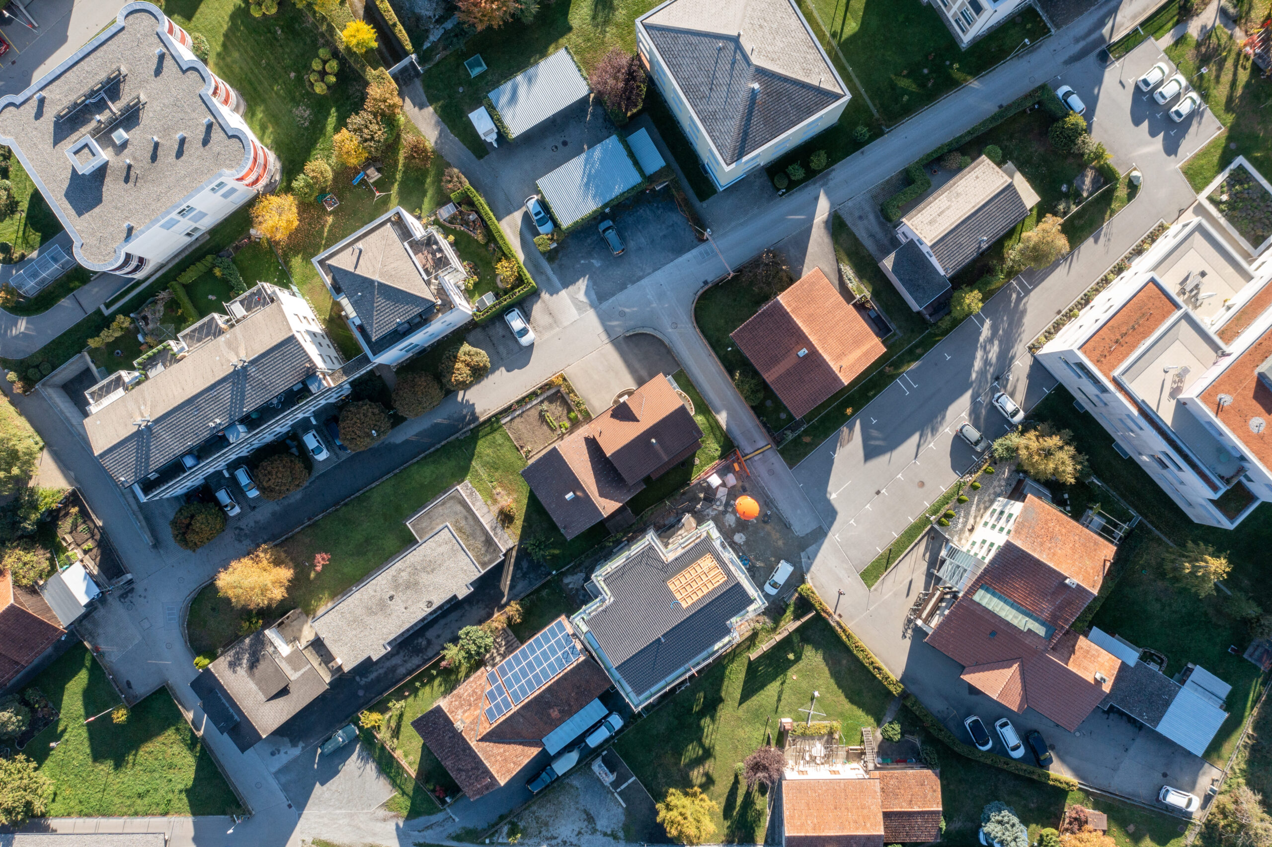 Erstvermietungsprojekt in Bonaduz: Moderne 3.5 Zimmer-Mietwohnungen mit grossen überdachten Balkone und Waschturm in der Wohnung.