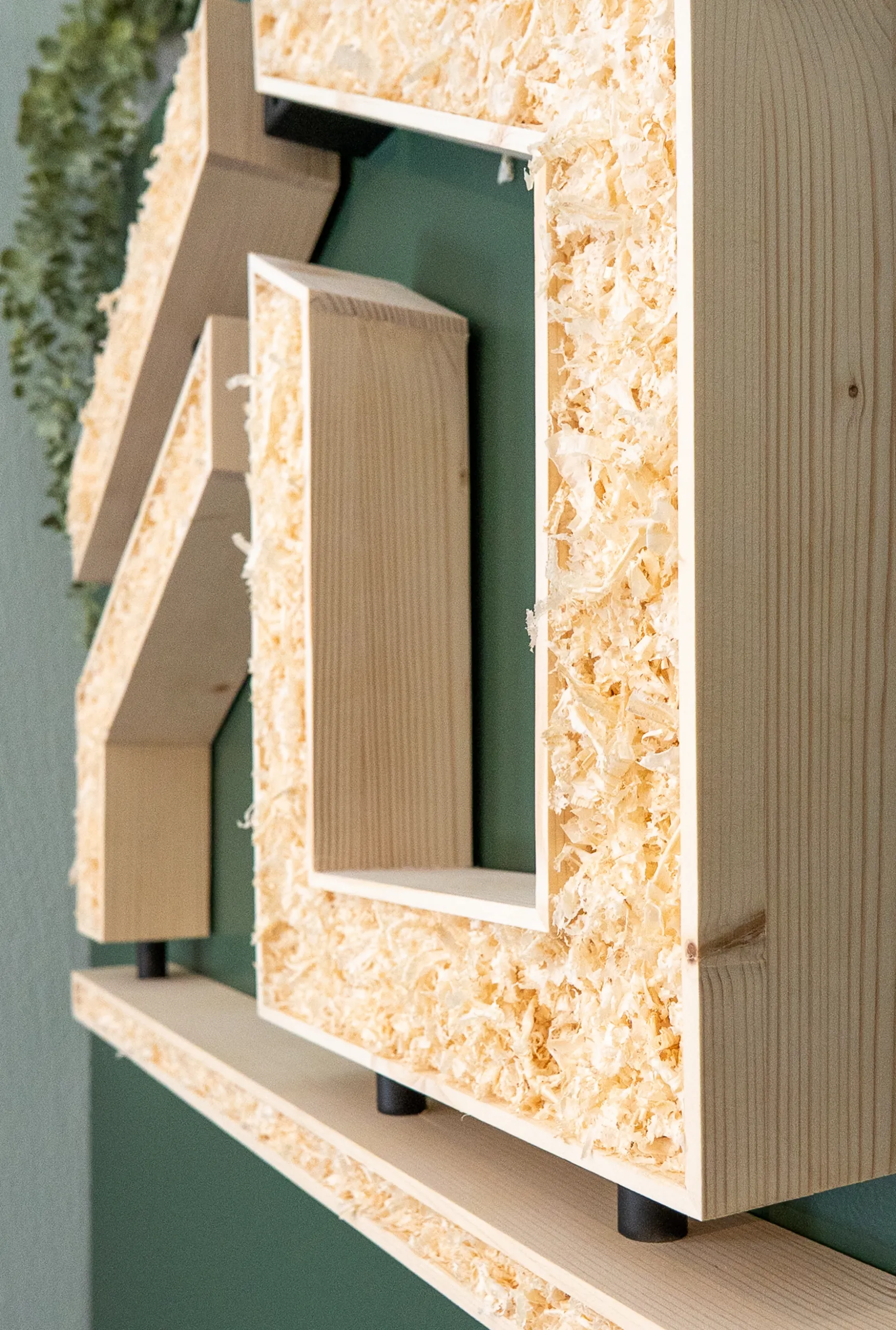 hoch-2-scaled Detailaufnahme des geometrischen Firmenlogos der Deflorin AG aus Holzwerkstoff und feinen Holzspänen.